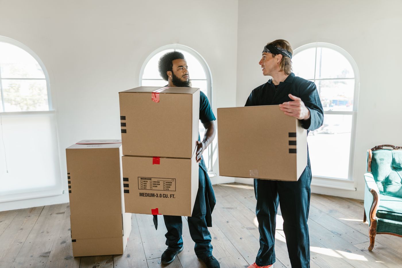 Déménageurs transportant des cartons dans une pièce lumineuse